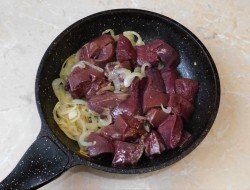 Печень свиная на сковороде жареная с луком - шаг 4 Печень свиная на сковороде жареная с луком - шаг 4