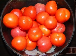 Аджика помидоры с чесноком и перцем без варки - шаг 1 Аджика помидоры с чесноком и перцем без варки - шаг 1