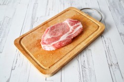 Антрекот из свинины в духовке - шаг 2 Антрекот из свинины в духовке - шаг 2