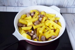 Азу из свинины с солеными огурцами - шаг 7 Азу из свинины с солеными огурцами - шаг 7