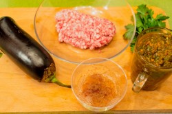 Баклажаны с мясным фаршем и соусом из аджики - шаг 1