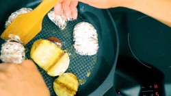 Баклажаны с мясным фаршем и соусом из аджики - шаг 9