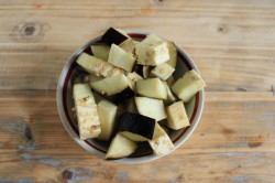 Баклажаны на зиму с болгарским перцем и чесноком - шаг 2 Баклажаны на зиму с болгарским перцем и чесноком - шаг 2