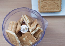 Банановый торт без выпечки из печенья - шаг 1