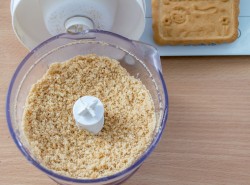 Банановый торт без выпечки из печенья - шаг 2