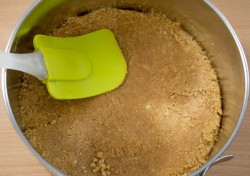 Банановый торт без выпечки из печенья - шаг 6