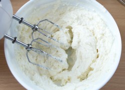 Банановый торт без выпечки из печенья - шаг 8