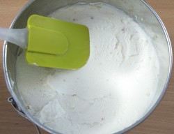 Банановый торт без выпечки из печенья - шаг 9