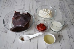 Бефстроганов из печени со сметаной - шаг 1