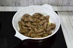 Бефстроганов из печени со сметаной - шаг 6