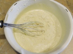 Бисквитный торт с клубникой и кремом - шаг 1