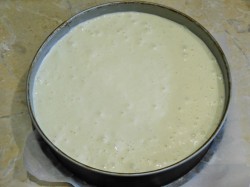 Бисквитный торт с клубникой и кремом - шаг 2