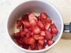 Бисквитный торт с клубникой и кремом - шаг 4