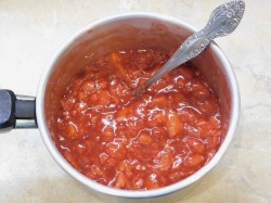 Бисквитный торт с клубникой и кремом - шаг 5