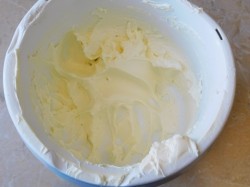 Бисквитный торт с клубникой и кремом - шаг 6