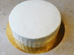 Бисквитный торт с клубникой и кремом - шаг 8