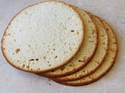 Бисквитный торт с клубникой и кремом - шаг 3