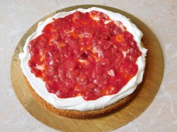 Бисквитный торт с клубникой и кремом - шаг 7