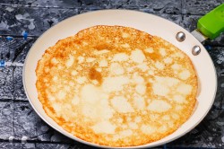 Блины с дырочками с кипятком - шаг 7