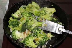 Брокколи с зеленью и сыром в сливочном соусе - шаг 4