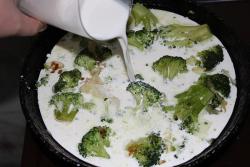 Брокколи с зеленью и сыром в сливочном соусе - шаг 5