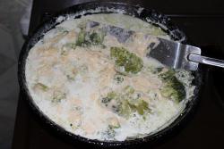 Брокколи с зеленью и сыром в сливочном соусе - шаг 6