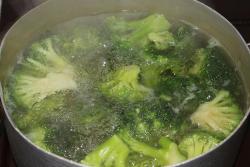 Брокколи с зеленью и сыром в сливочном соусе - шаг 2