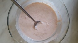 Дрожжевые булочки на кефире с повидлом - шаг 1