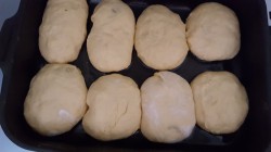 Дрожжевые булочки на кефире с повидлом - шаг 10