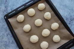 Булочки с чесноком и зеленью в духовке - шаг 5 Булочки с чесноком и зеленью в духовке - шаг 5