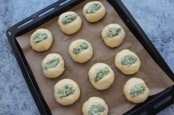 Булочки с чесноком и зеленью в духовке - шаг 7 Булочки с чесноком и зеленью в духовке - шаг 7