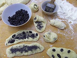 Булочки с изюмом и маком на сдобном тесте - шаг 7 Булочки с изюмом и маком на сдобном тесте - шаг 7