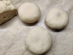 Булочки с кунжутом в духовке - шаг 7 Булочки с кунжутом в духовке - шаг 7