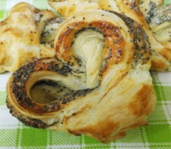 Булочки Сердечки с маком и сахаром - шаг 8 Булочки Сердечки с маком и сахаром - шаг 8