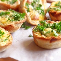 Корзиночки из тостового хлеба с колбасой и сыром