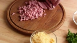 Корзиночки из тостового хлеба с колбасой и сыром - шаг 2 Корзиночки из тостового хлеба с колбасой и сыром - шаг 2