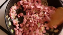 Корзиночки из тостового хлеба с колбасой и сыром - шаг 4 Корзиночки из тостового хлеба с колбасой и сыром - шаг 4