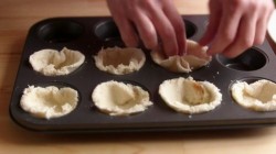 Корзиночки из тостового хлеба с колбасой и сыром - шаг 7 Корзиночки из тостового хлеба с колбасой и сыром - шаг 7