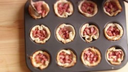 Корзиночки из тостового хлеба с колбасой и сыром - шаг 8 Корзиночки из тостового хлеба с колбасой и сыром - шаг 8