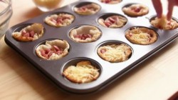 Корзиночки из тостового хлеба с колбасой и сыром - шаг 9 Корзиночки из тостового хлеба с колбасой и сыром - шаг 9