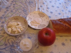 Бутерброды с творожно-яблочной массой - шаг 1