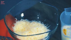 Быстрая пицца а-ля оладьи на кефире в сковороде - шаг 2 Быстрая пицца а-ля оладьи на кефире в сковороде - шаг 2