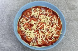 Быстрая пицца в духовке без дрожжей на воде - шаг 13