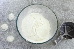 Быстрая пицца в духовке без дрожжей на воде - шаг 2