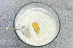 Быстрая пицца в духовке без дрожжей на воде - шаг 3