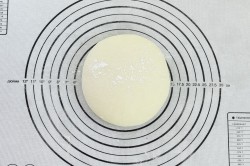 Быстрая пицца в духовке без дрожжей на воде - шаг 7