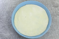 Быстрая пицца в духовке без дрожжей на воде - шаг 9