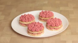 Пирожные из орехового бисквита с вишневым кремом - шаг 13