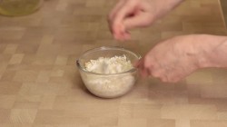 Пирожные из орехового бисквита с вишневым кремом - шаг 2