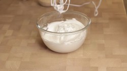 Пирожные из орехового бисквита с вишневым кремом - шаг 3